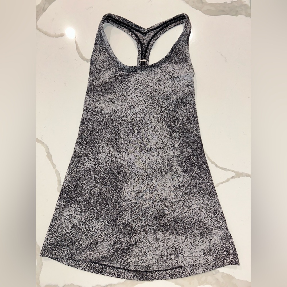 Cute Lulu lemon ebb to street tank top! Black and white pattern size 6!